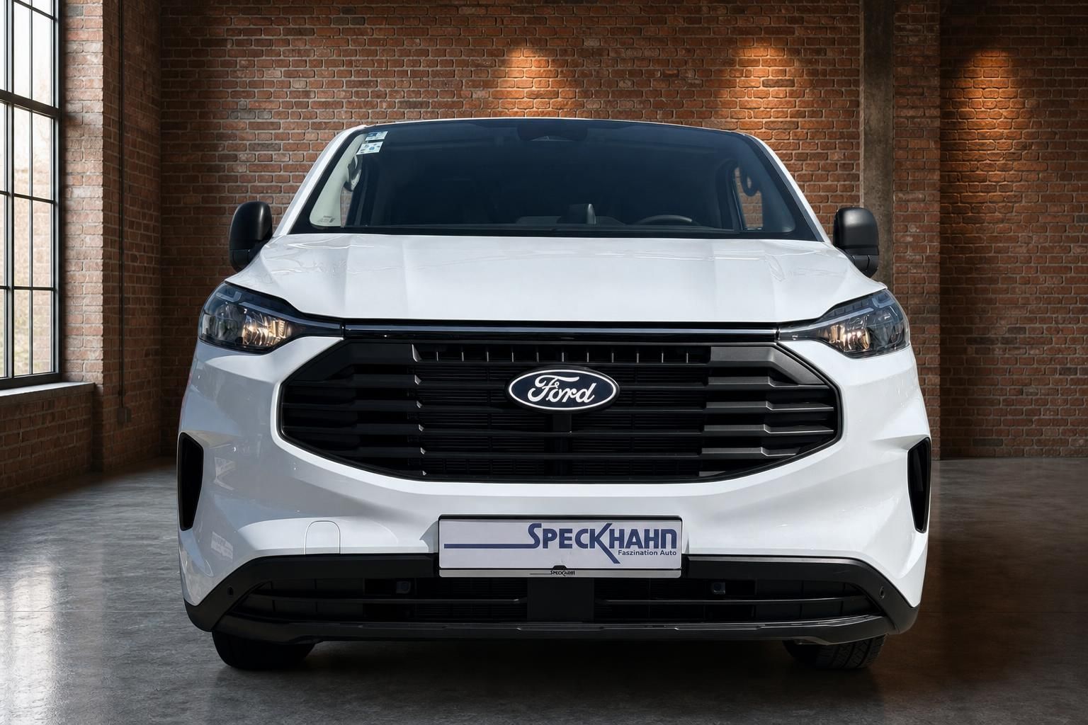 Ford Transit Custom weiss Frontansicht mit schwarzem Kühlergrill und Speckhahn Kennzeichenhalter