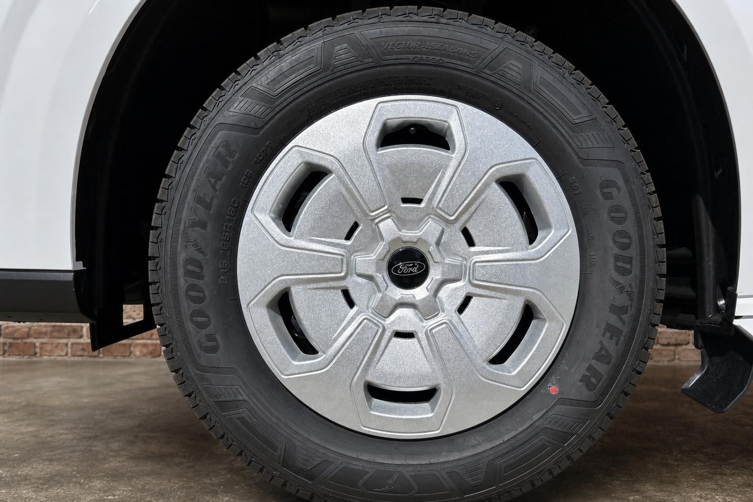 Ford Transporter Rad mit Goodyear Vector 4Seasons Cargo Reifen und silberner Radkappe