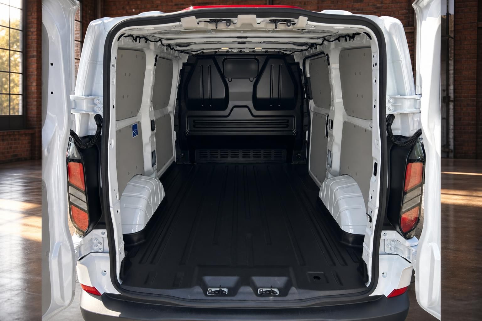 Ford Transit Custom Laderaum leer geöffnete Hecktüren schwarze Bodenwanne weisser Kastenwagen