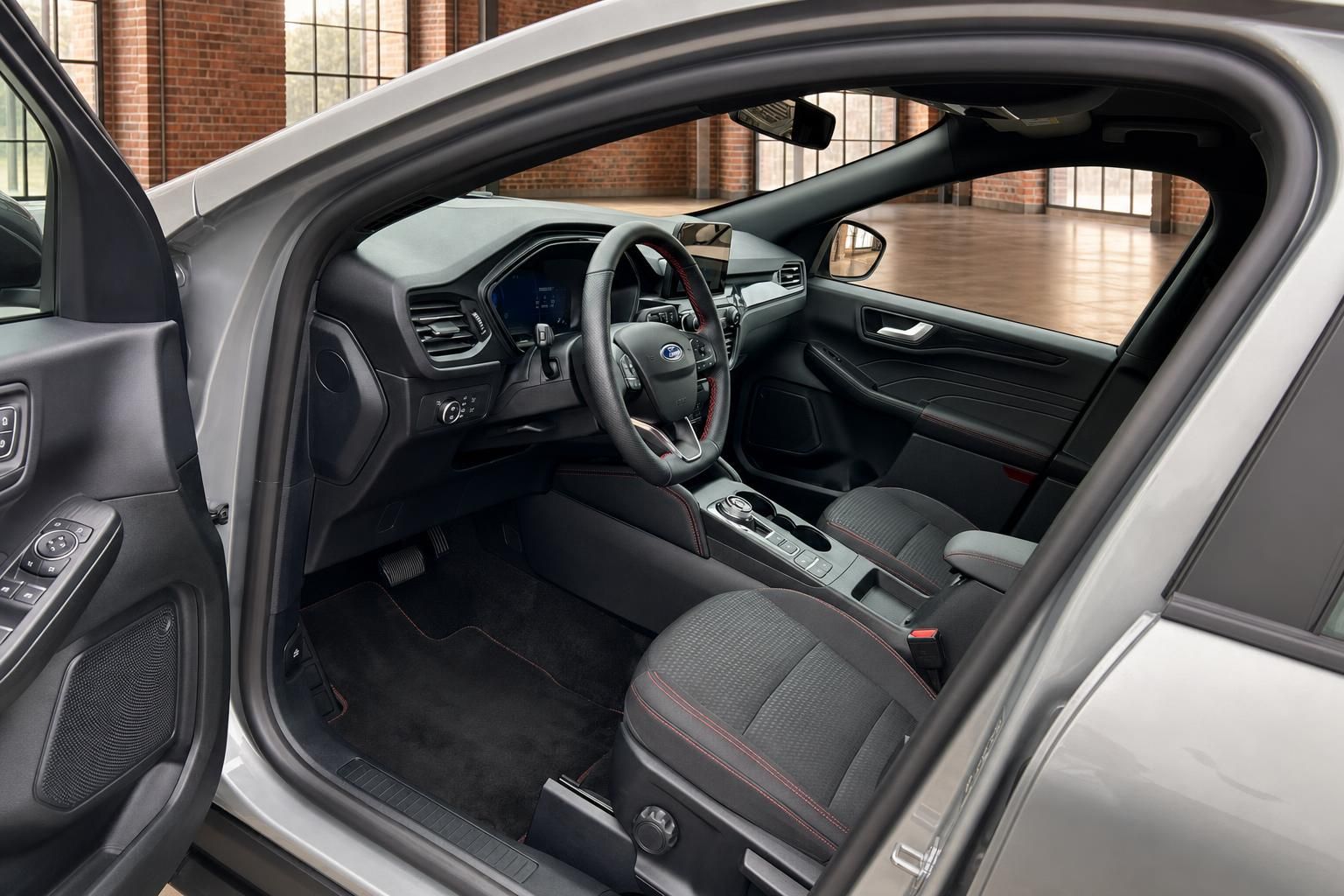 Ford Kuga Innenraum mit Cockpit und Sportsitzen in Schwarz