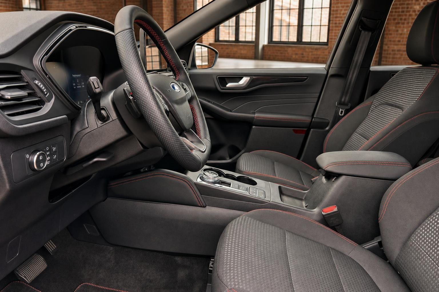 Ford Innenraum Vordersitze mit rotem Ziernaht-Design und Multifunktionslenkrad