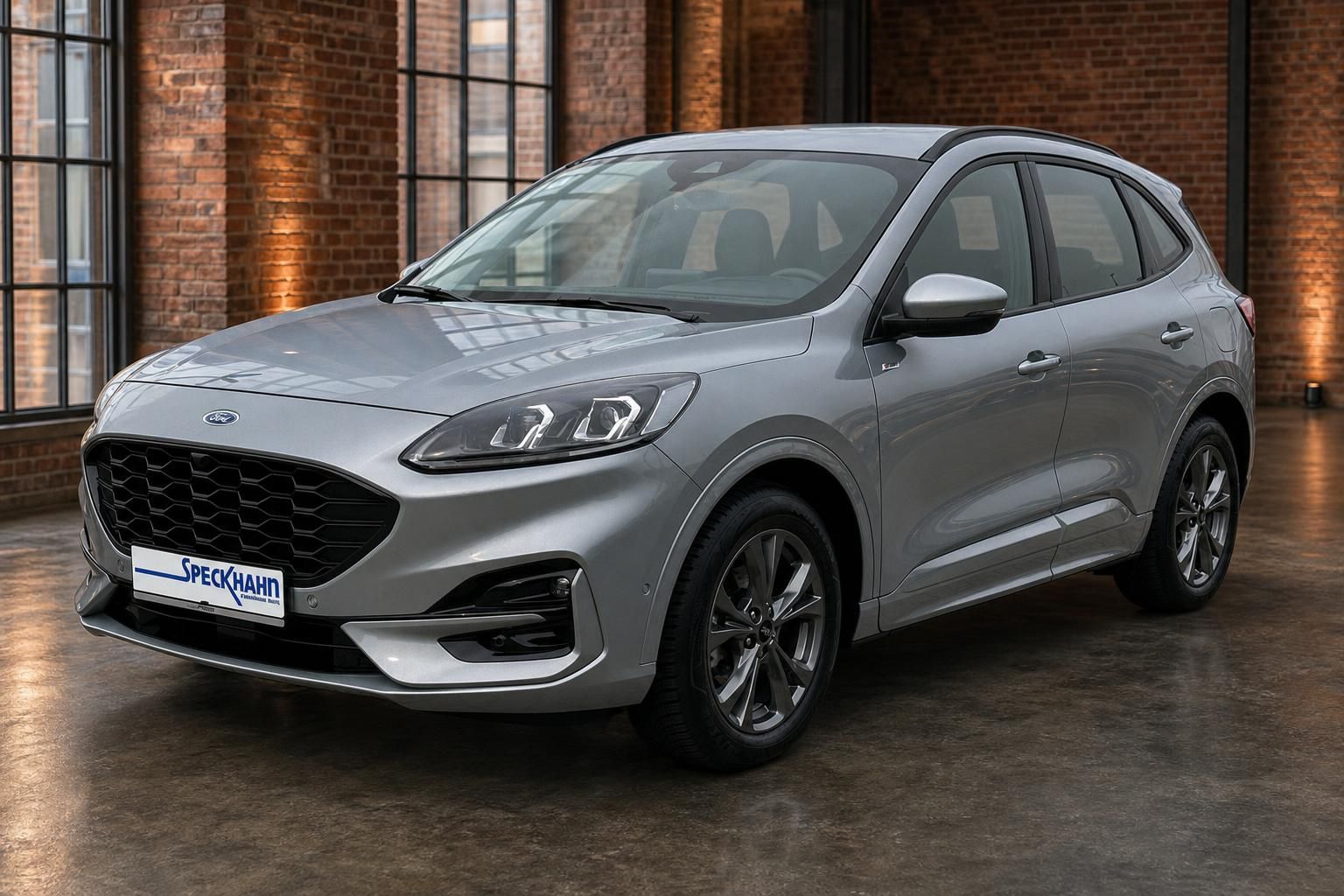 Ford Kuga silber Frontansicht SUV in Industriehalle mit Backsteinwand