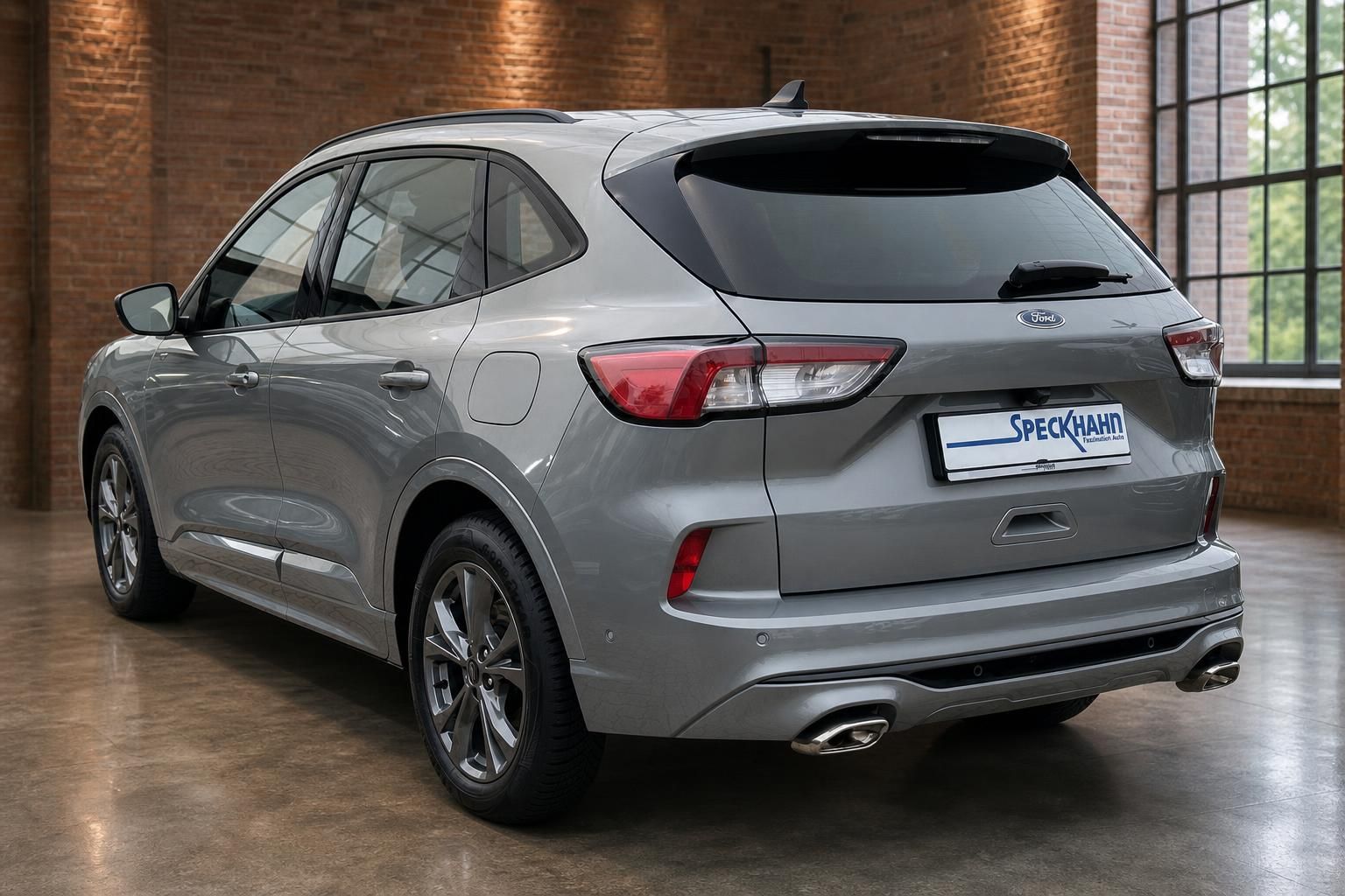 Ford Kuga silber Heckansicht seitlich SUV Ausstellungsraum