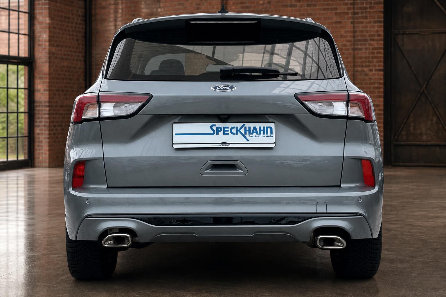 Ford Kuga silber Heckansicht direkt von hinten mit Doppelauspuff