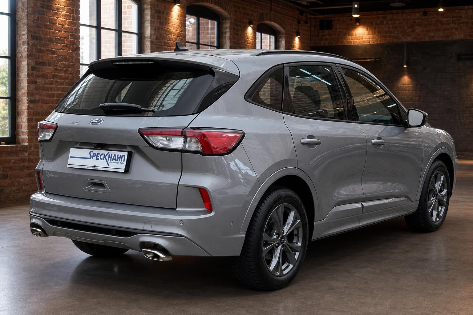 Ford Kuga silber Heck-Seitenansicht SUV in Loft mit Backsteinwand
