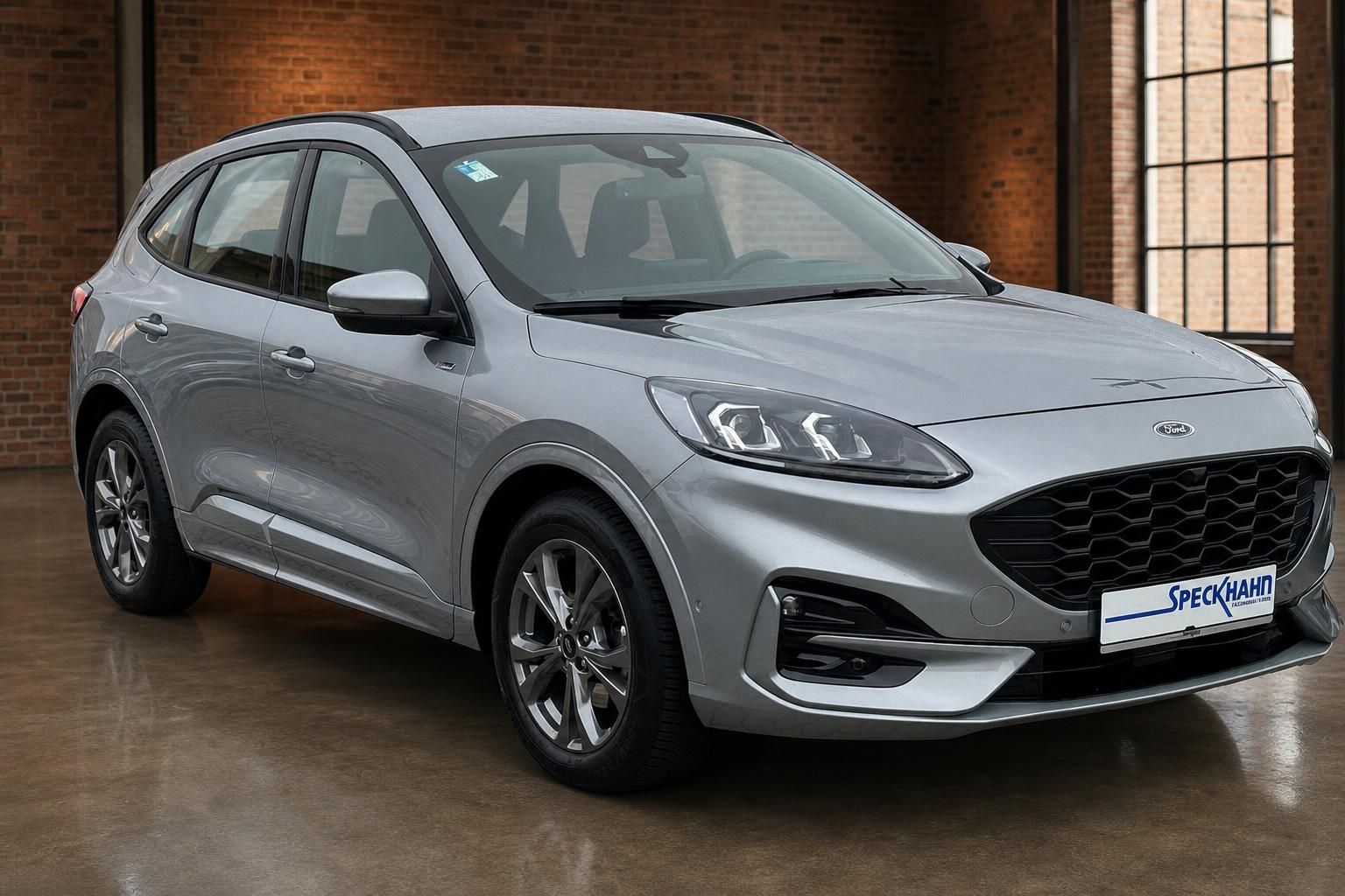 Ford Kuga silber Frontansicht schraeg SUV in Ausstellungshalle
