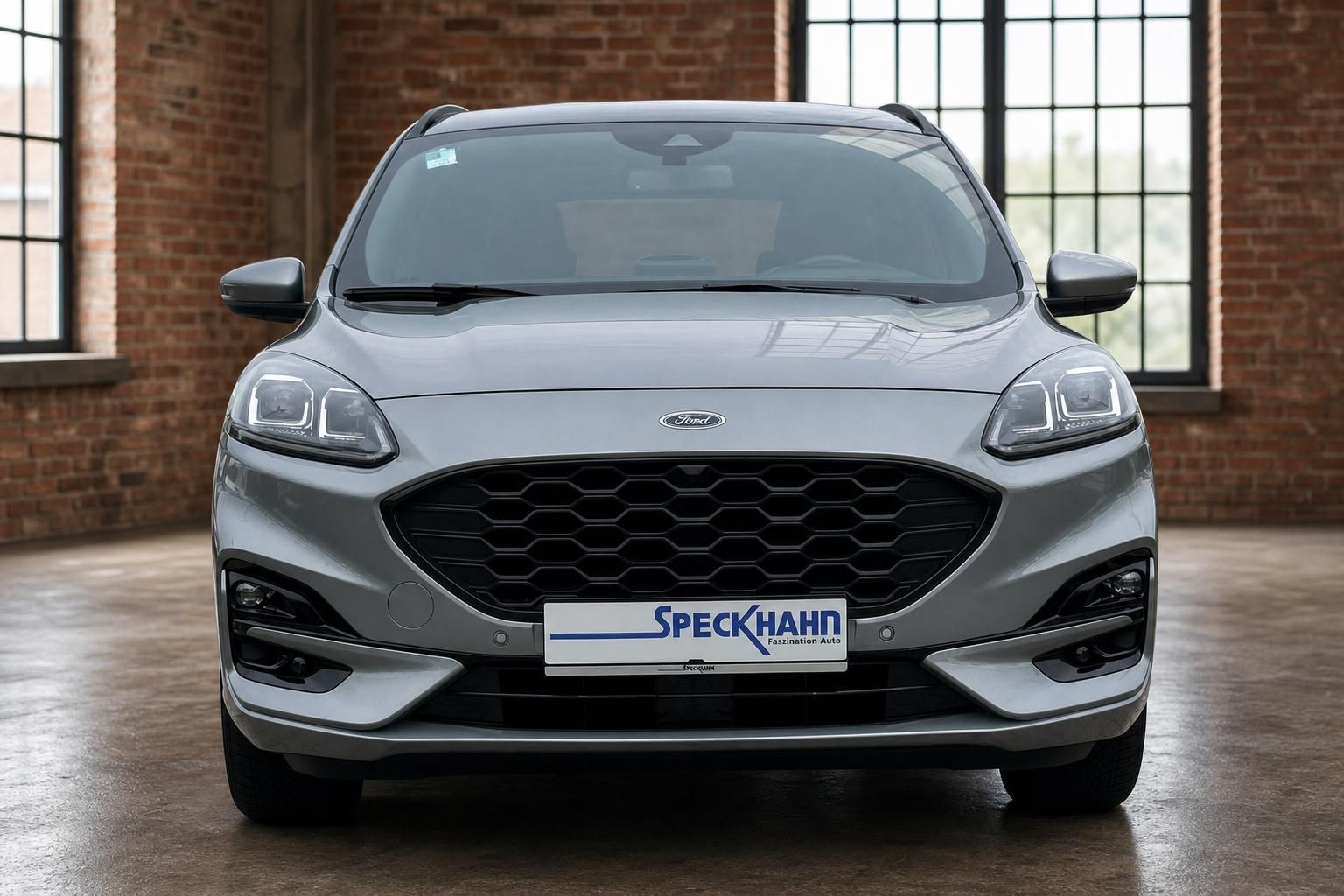 Ford Kuga in Silber - Frontansicht mit markantem Kühlergrill