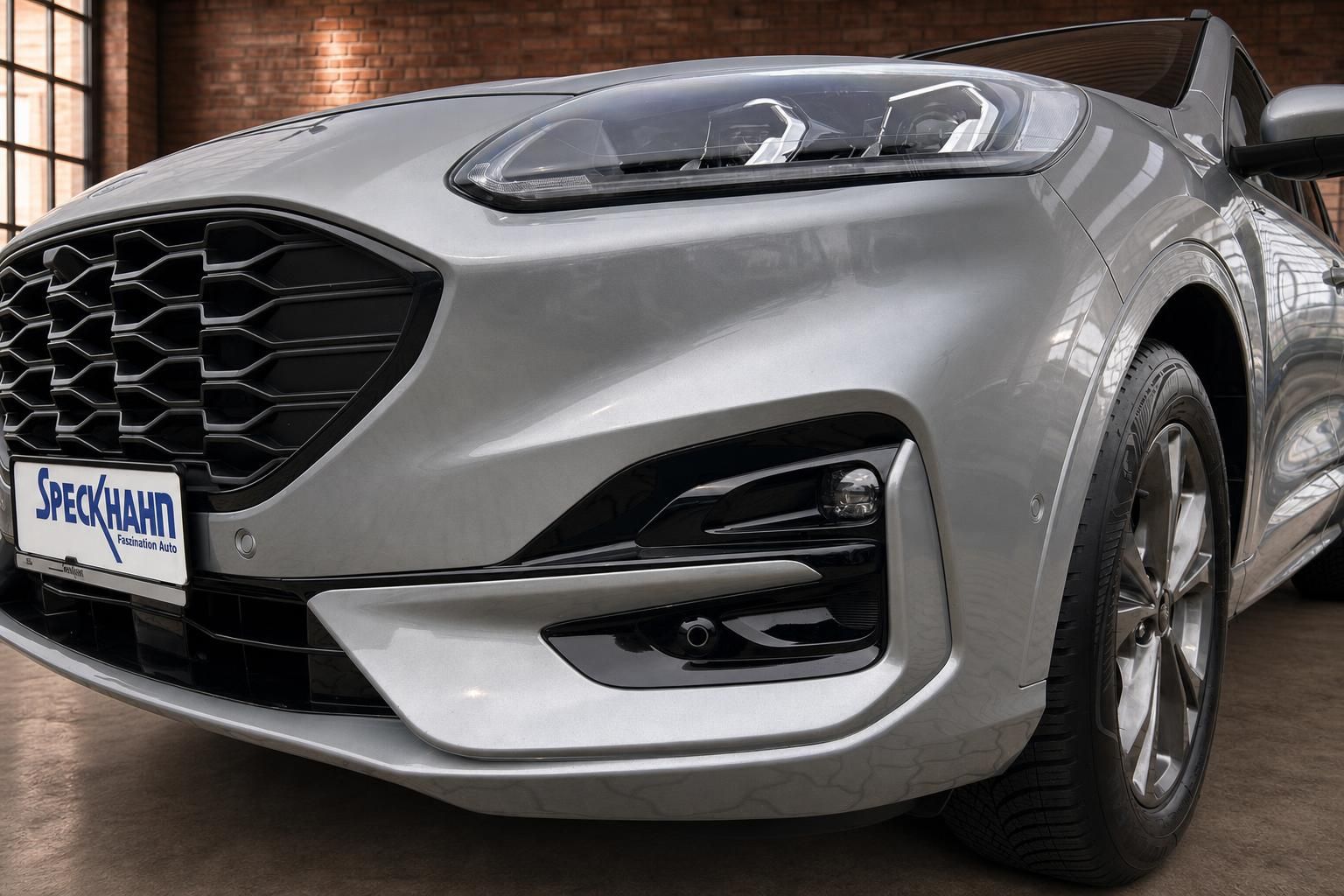 Ford Kuga silber - Detailansicht Frontstoßstange und Scheinwerfer