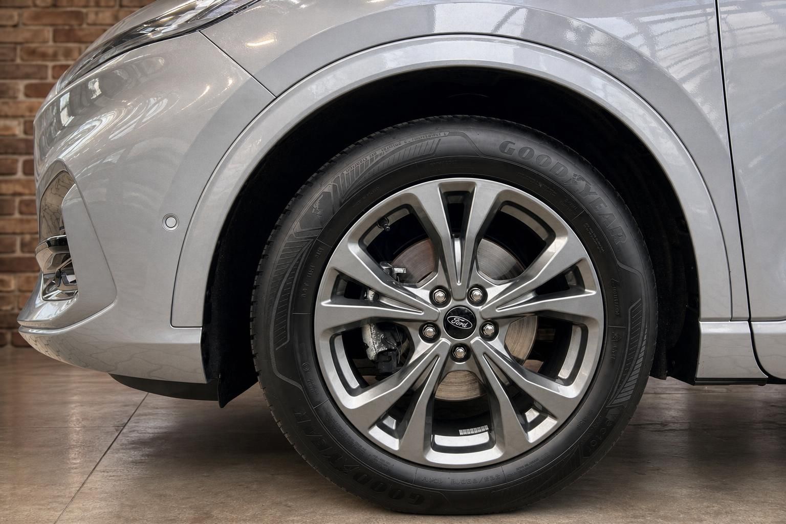 Ford Kuga Alufelge mit Goodyear Bereifung im Detail
