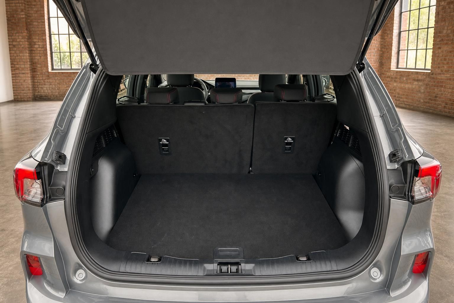 Ford Kuga Kofferraum mit geöffneter Heckklappe und viel Stauraum