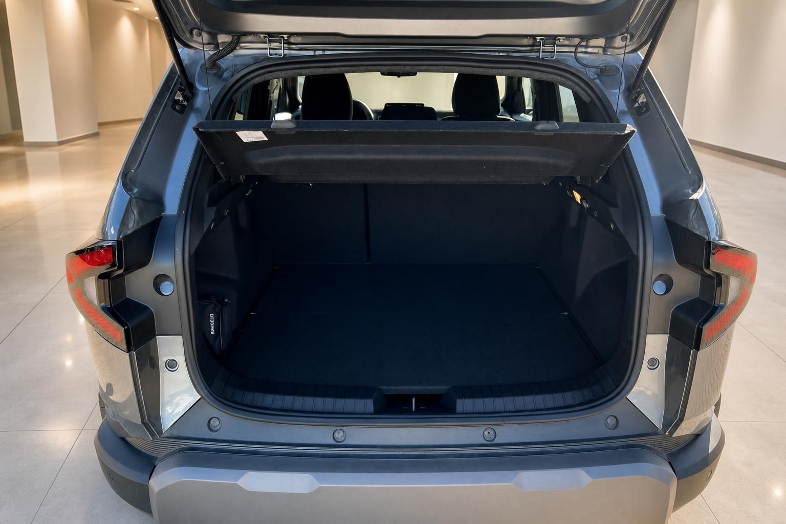 Geoeffneter Kofferraum eines SUV mit viel Ladevolumen und Gepaeckabdeckung