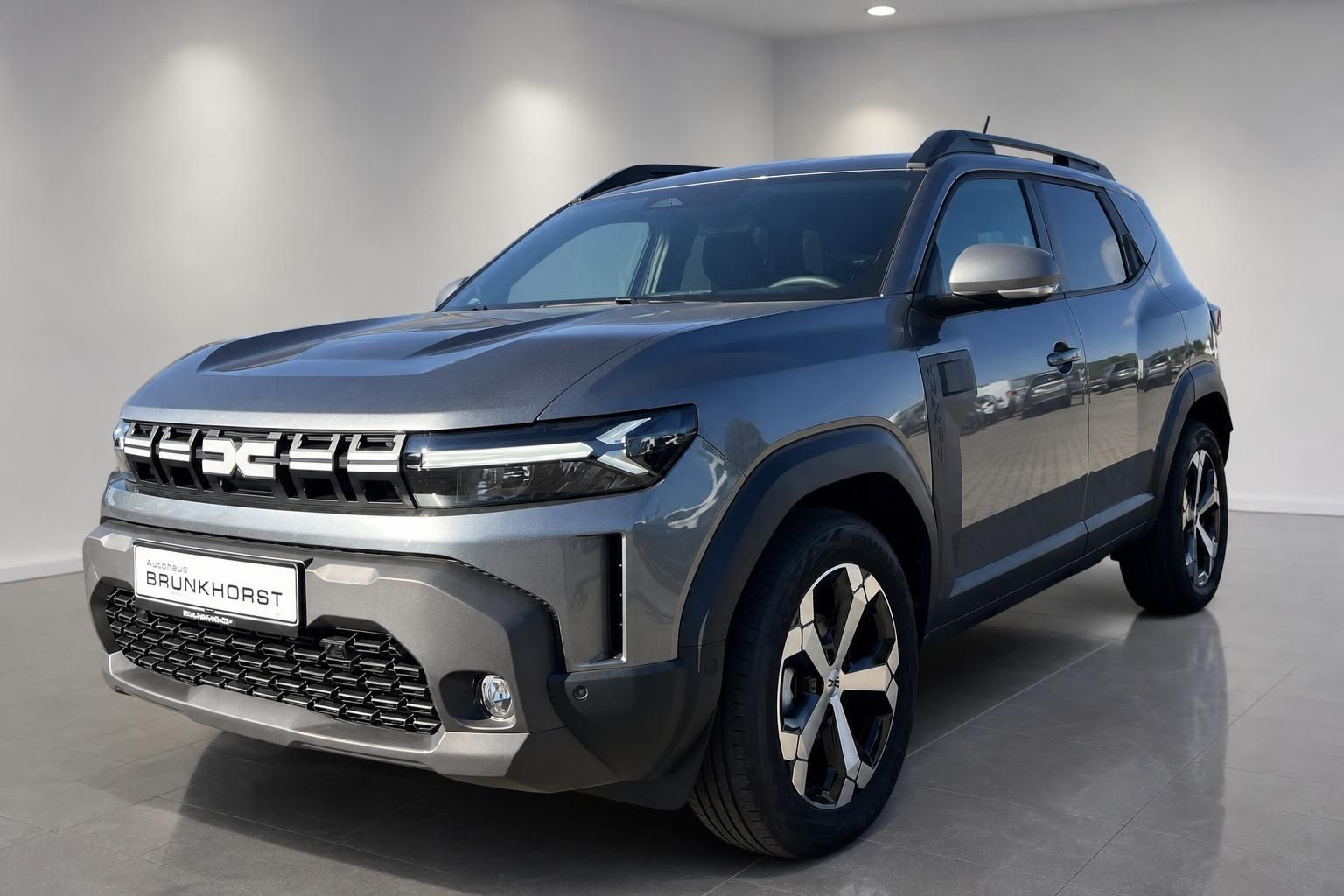 Dacia Duster grau Seitenansicht Front im Autohaus Brunkhorst