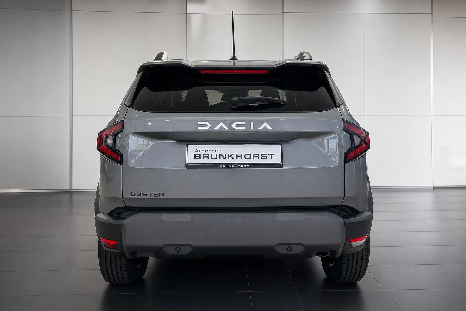 Dacia Duster grau Heckansicht im Autohaus Brunkhorst