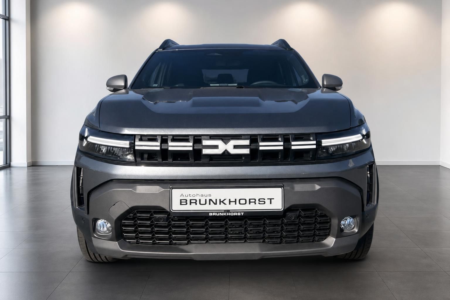 Dacia Duster Frontansicht mit LED-Scheinwerfern im Showroom