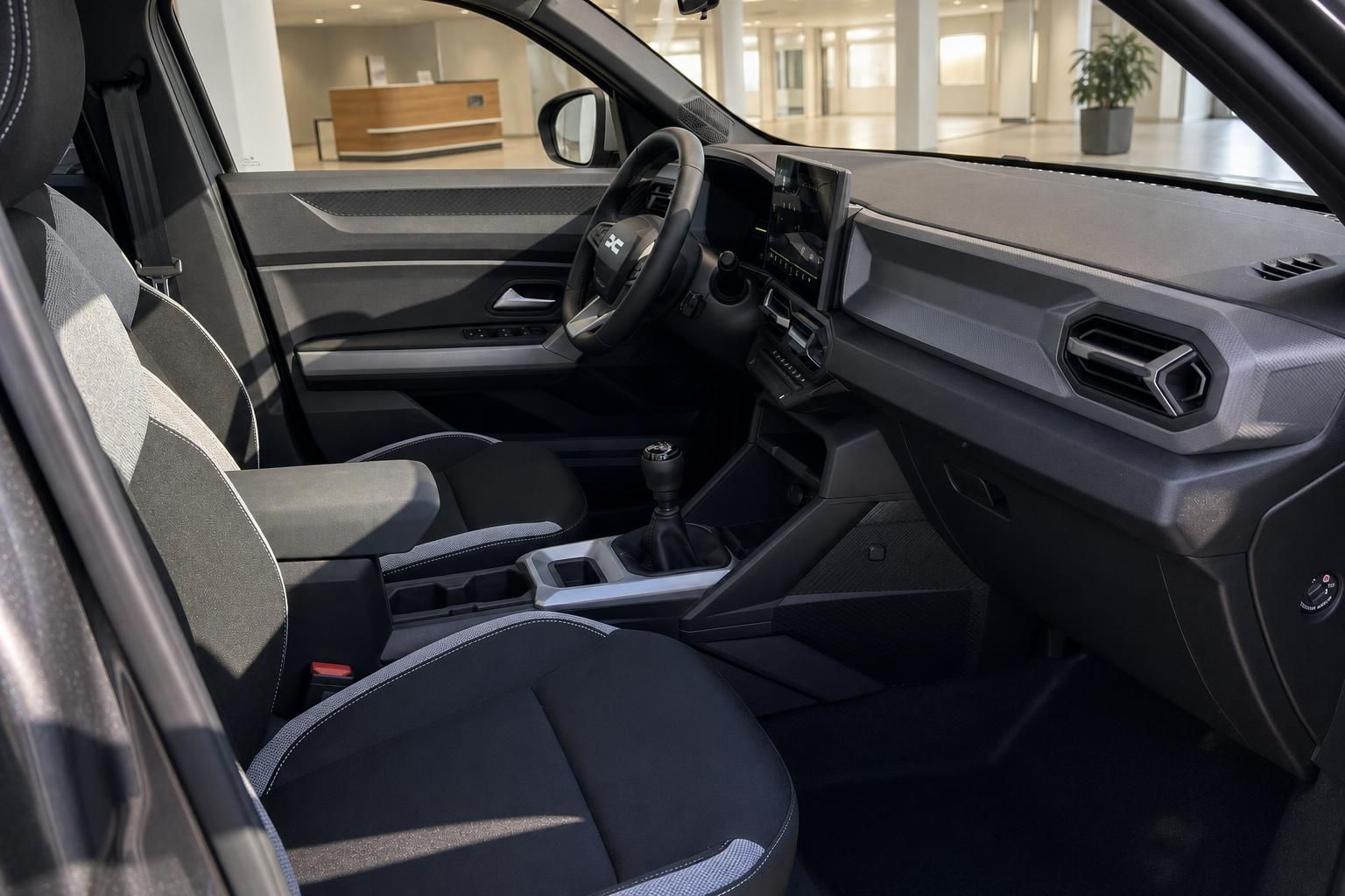 Dacia Fahrerraum mit Armaturenbrett, Schaltung und Touchscreen im Detail