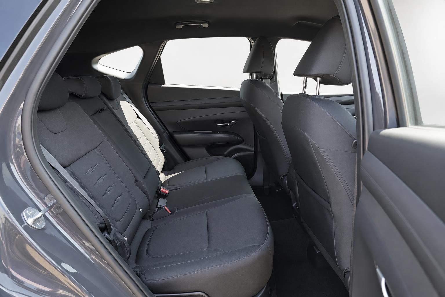Rücksitze eines SUV mit schwarzer Stoffpolsterung, Blick durch geöffnete Tür