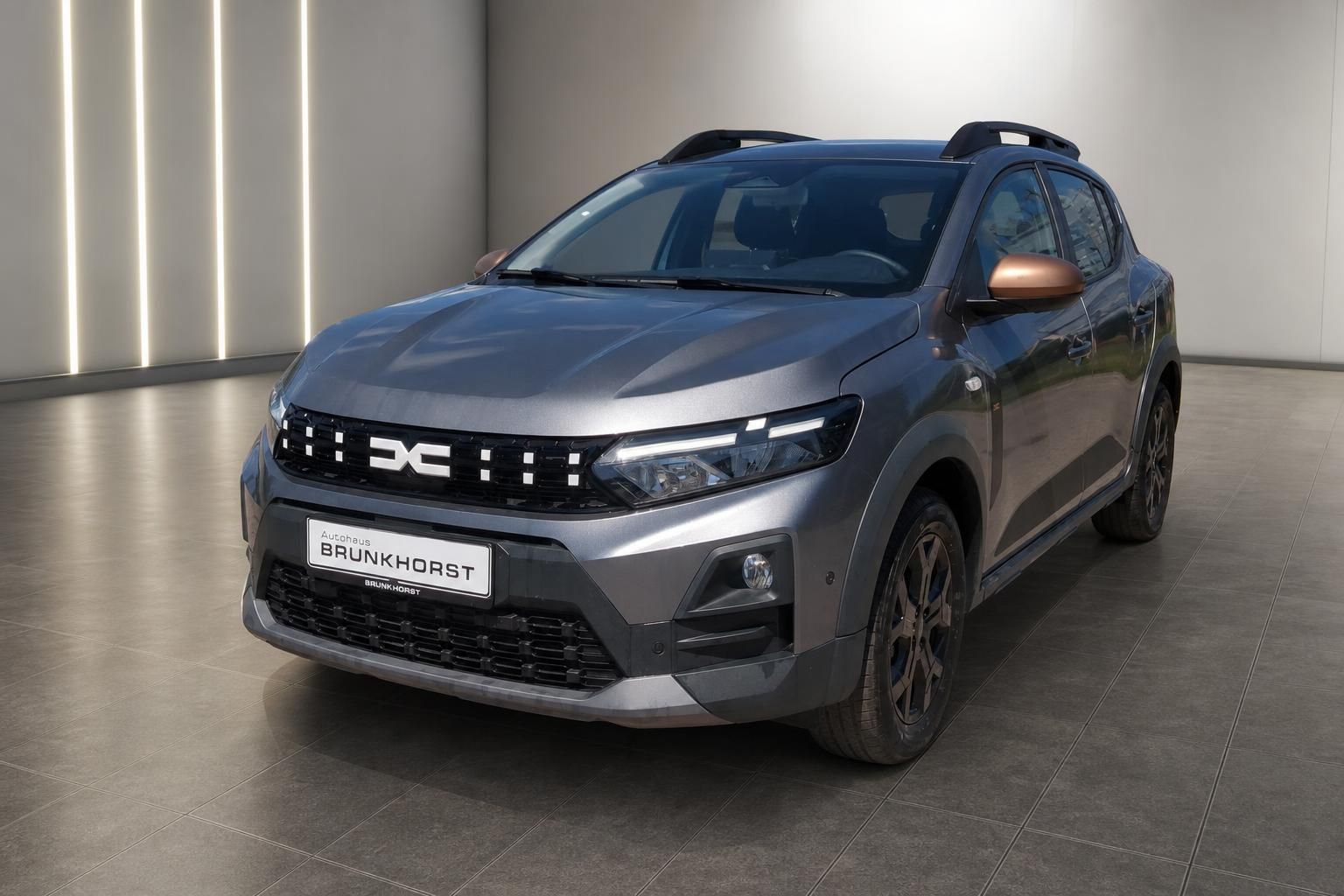 Dacia Sandero Stepway Seitenansicht vorne in Grau metallic