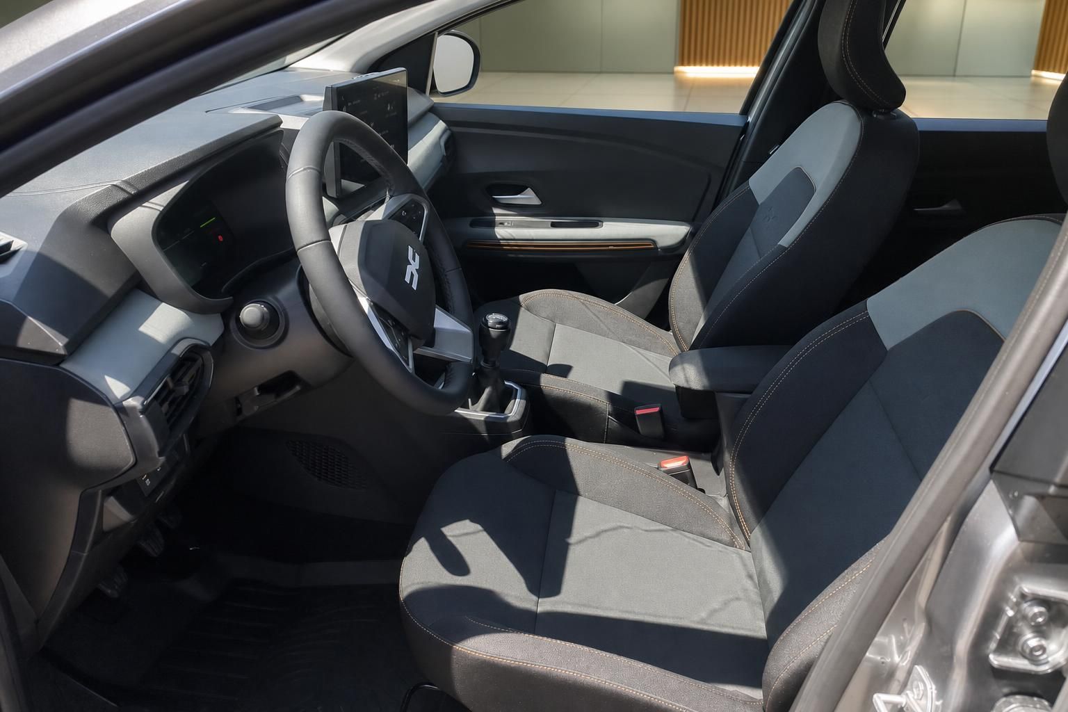 Dacia Sandero Innenraum mit Vordersitzen und Schaltgetriebe