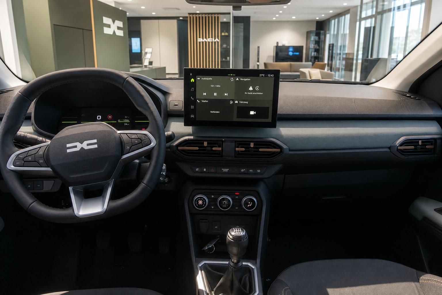 Dacia Cockpit mit Lenkrad und Touchscreen Infotainment System