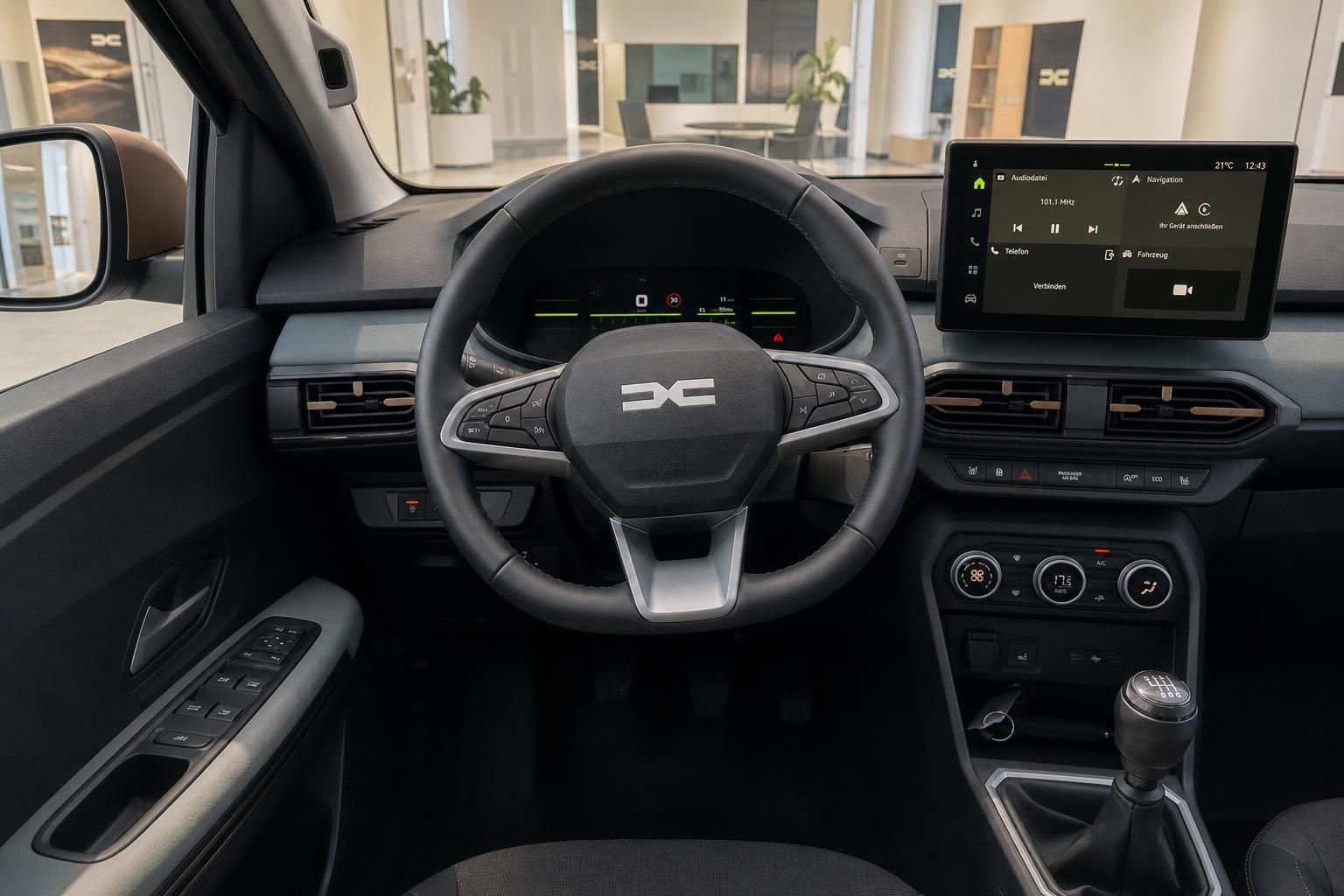 Cockpit mit Lenkrad und Touchscreen Infotainment im Dacia Innenraum