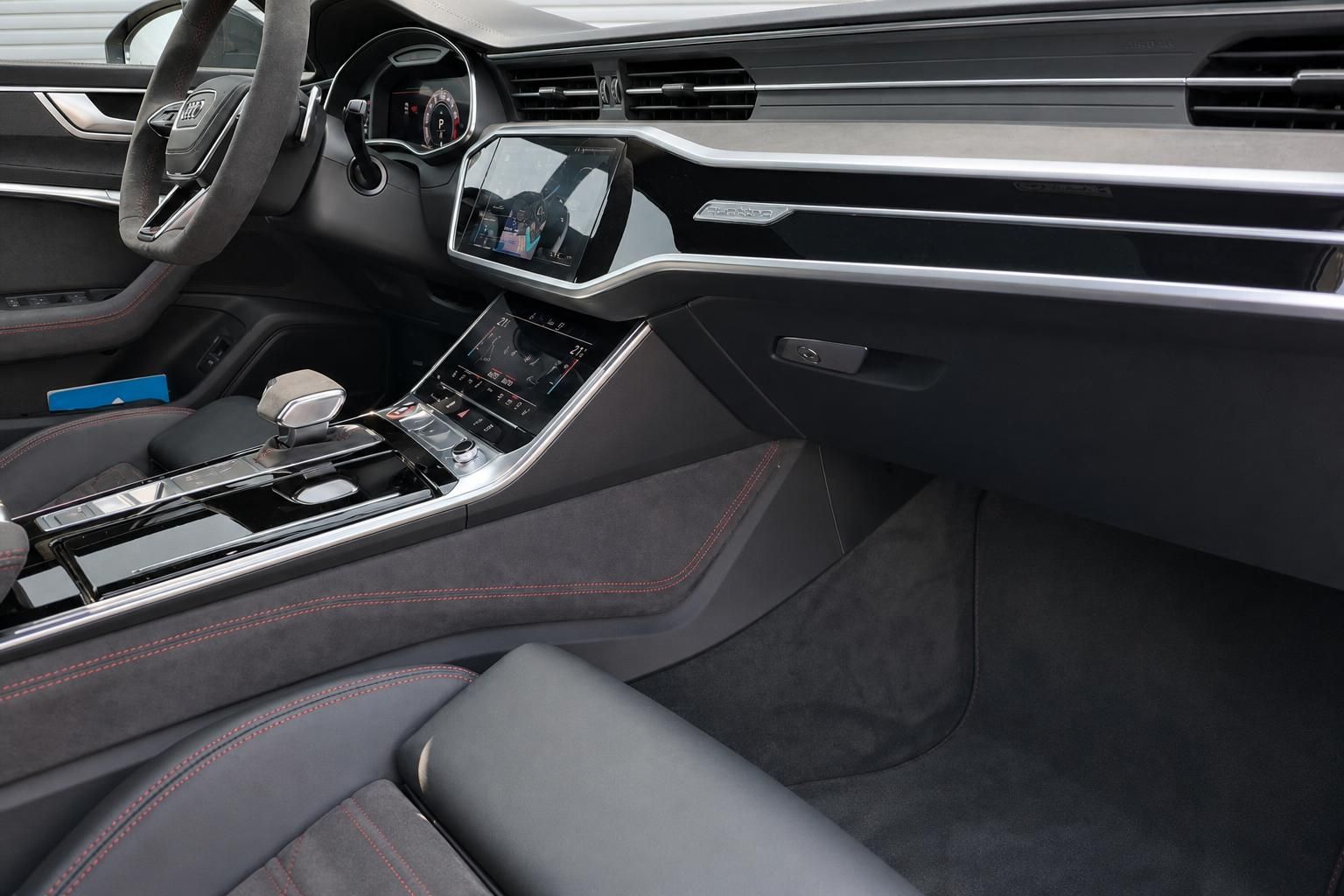 Audi RS Innenraum Cockpit mit Virtual Cockpit, MMI Touchscreen und Alcantara-Armaturenbrett