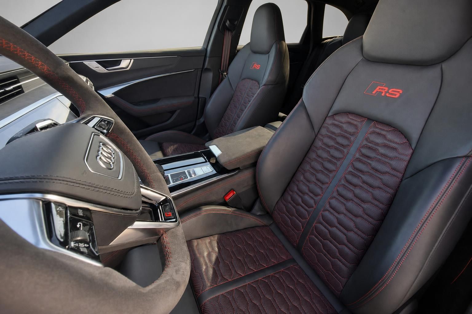 Audi RS Vordersitze mit RS-Sportsitzen in Leder und roter Kontrastnaht