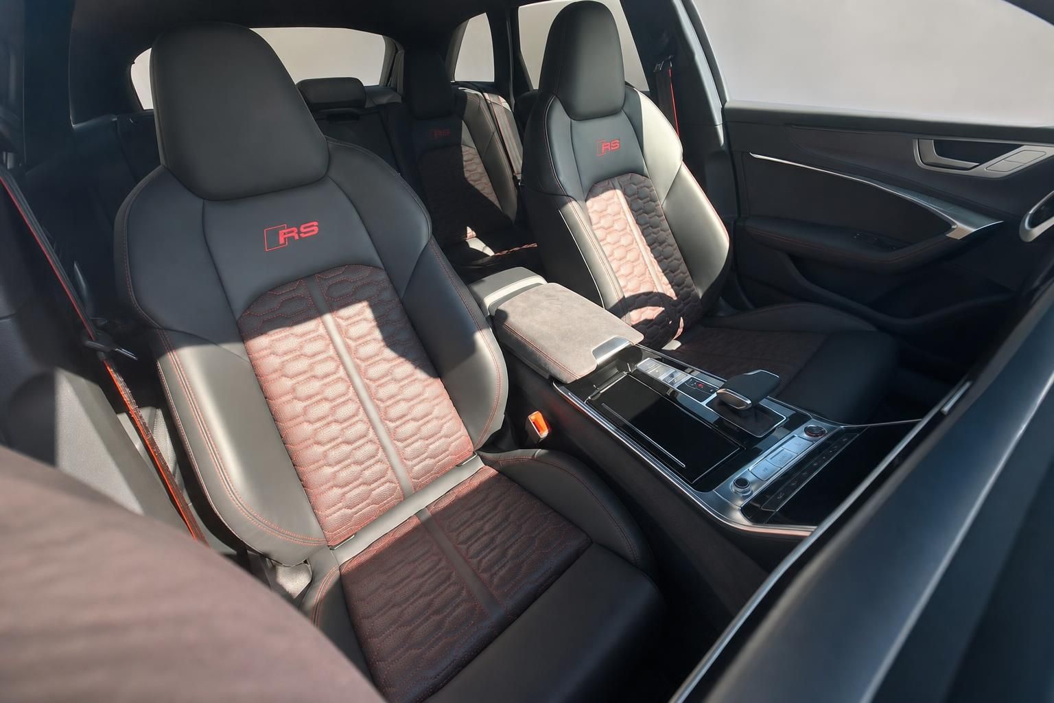 Audi RS Innenraum Vordersitze mit RS-Emblem, Mittelkonsole und Leder-Alcantara-Kombination