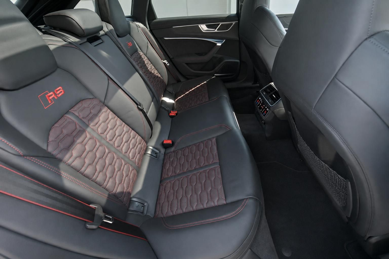 Audi RS Rücksitzbank mit RS-Sportsitzen, roter Stickerei und Klimadüsen
