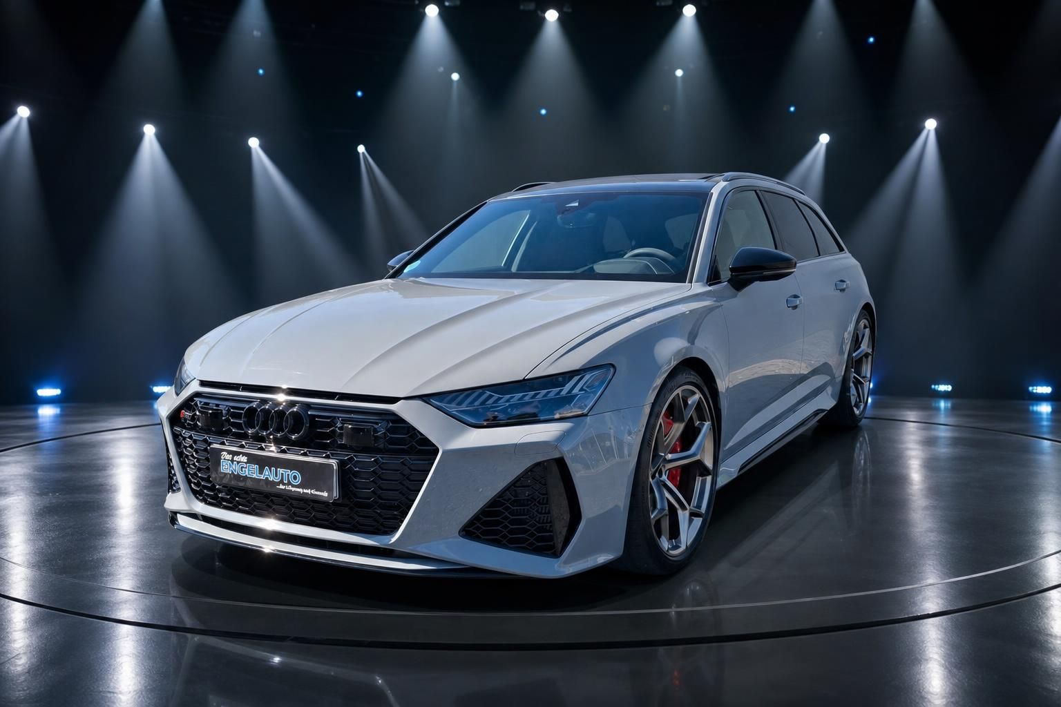 Audi RS6 Avant grau Frontansicht schräg links im Fotostudio mit Sportfelgen und roten Bremssätteln