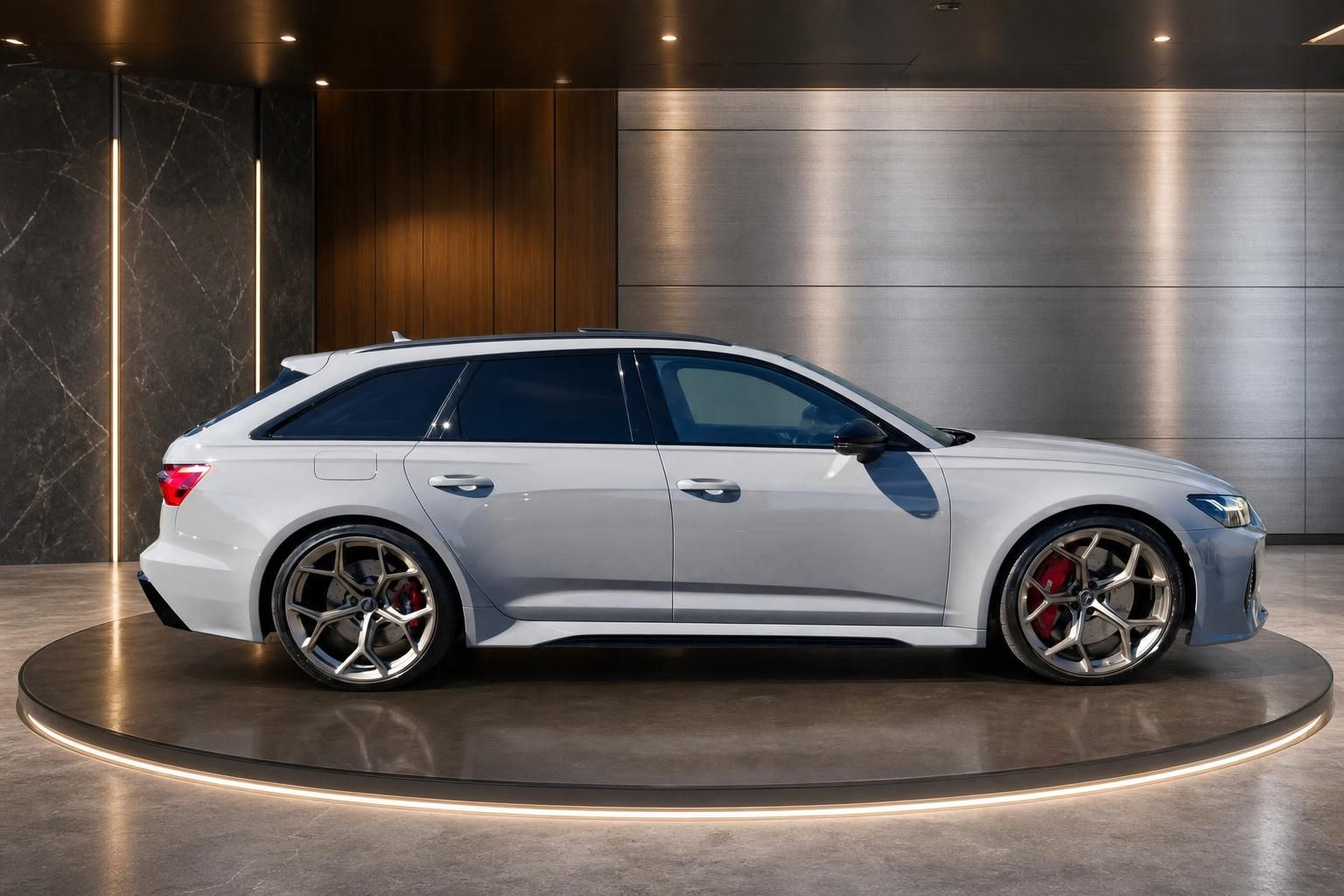 Audi RS6 Avant weiß Seitenansicht auf Drehteller im Showroom mit großen Leichtmetallfelgen