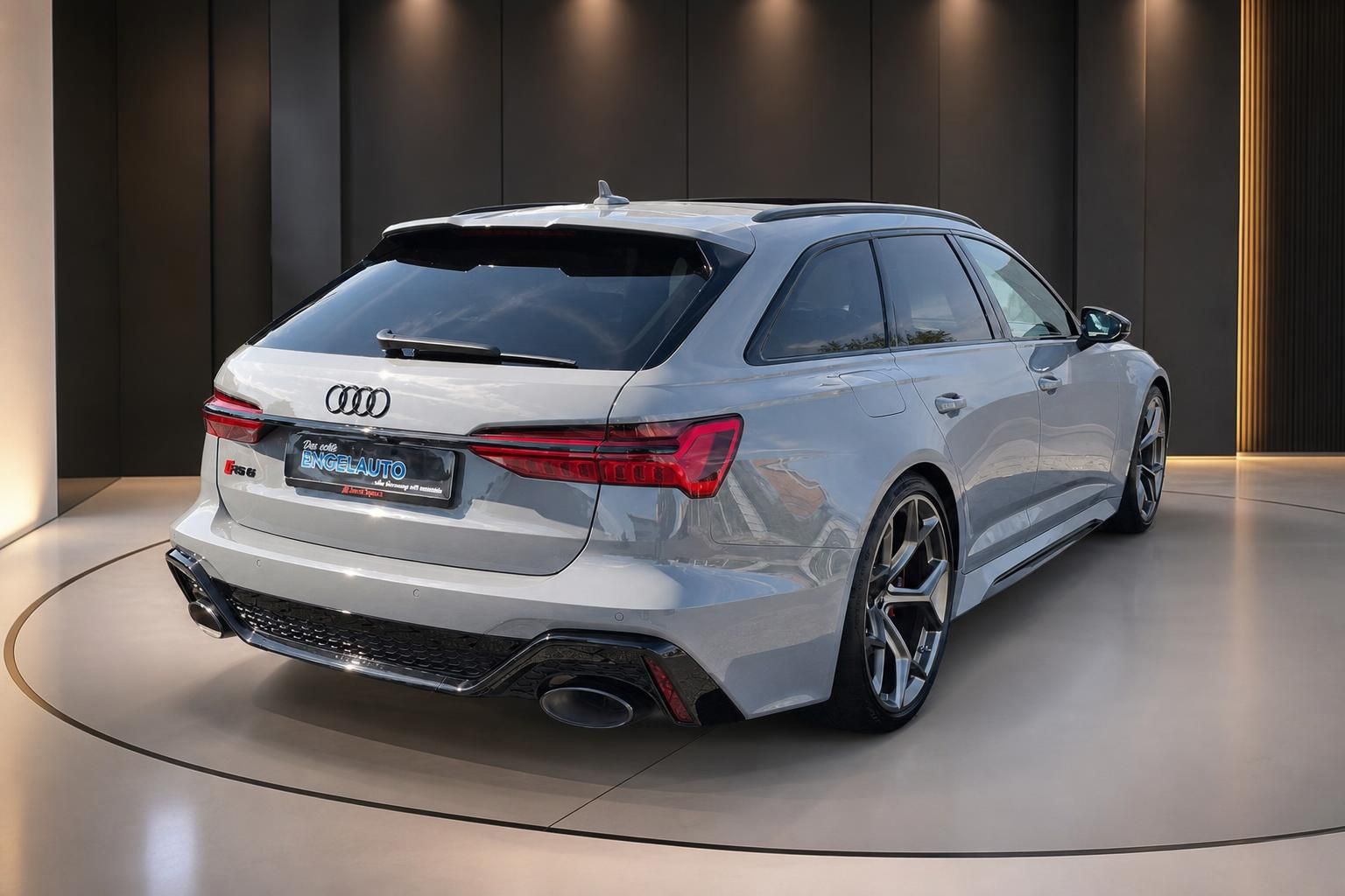 Audi RS6 Avant grau Heckansicht mit LED-Rückleuchten und Sportauspuff im eleganten Showroom