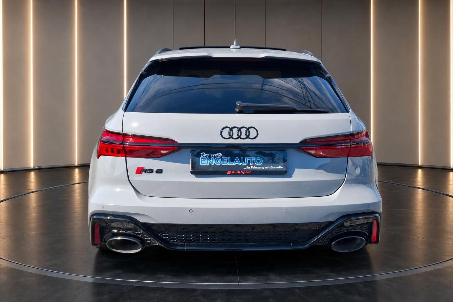 Audi RS6 Avant Weiss Heckansicht mit Diffusor und Vierrohr-Auspuffanlage im Showroom