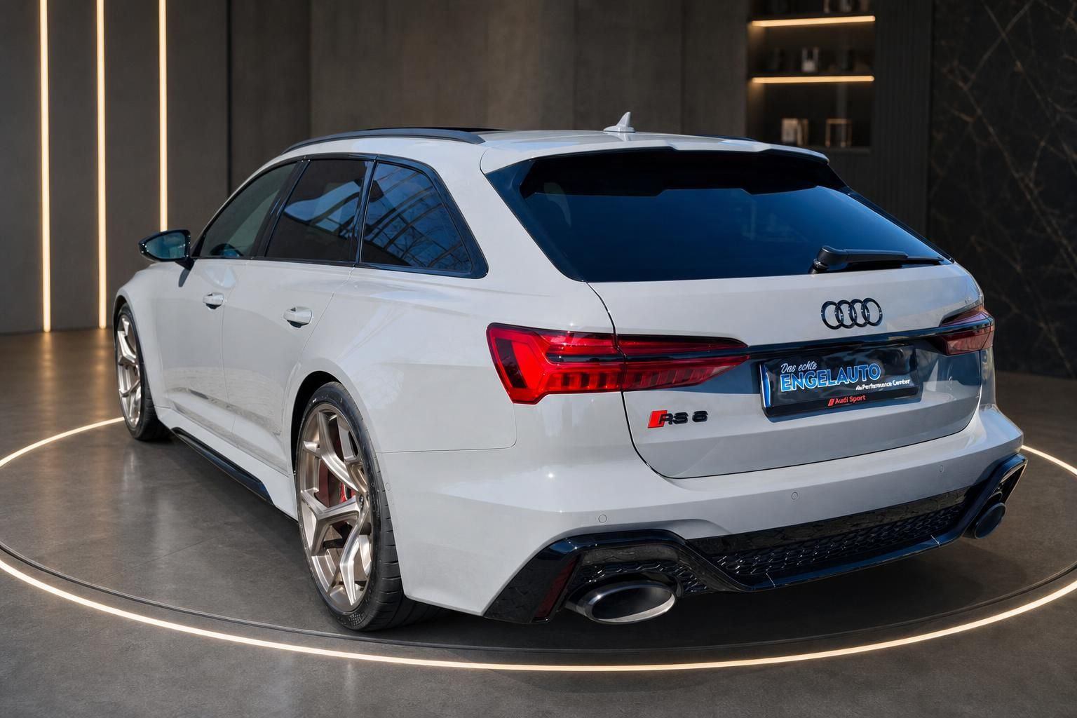Audi RS6 Avant Weiss Heckansicht mit RS6 Emblem und Sportauspuff im Autohaus