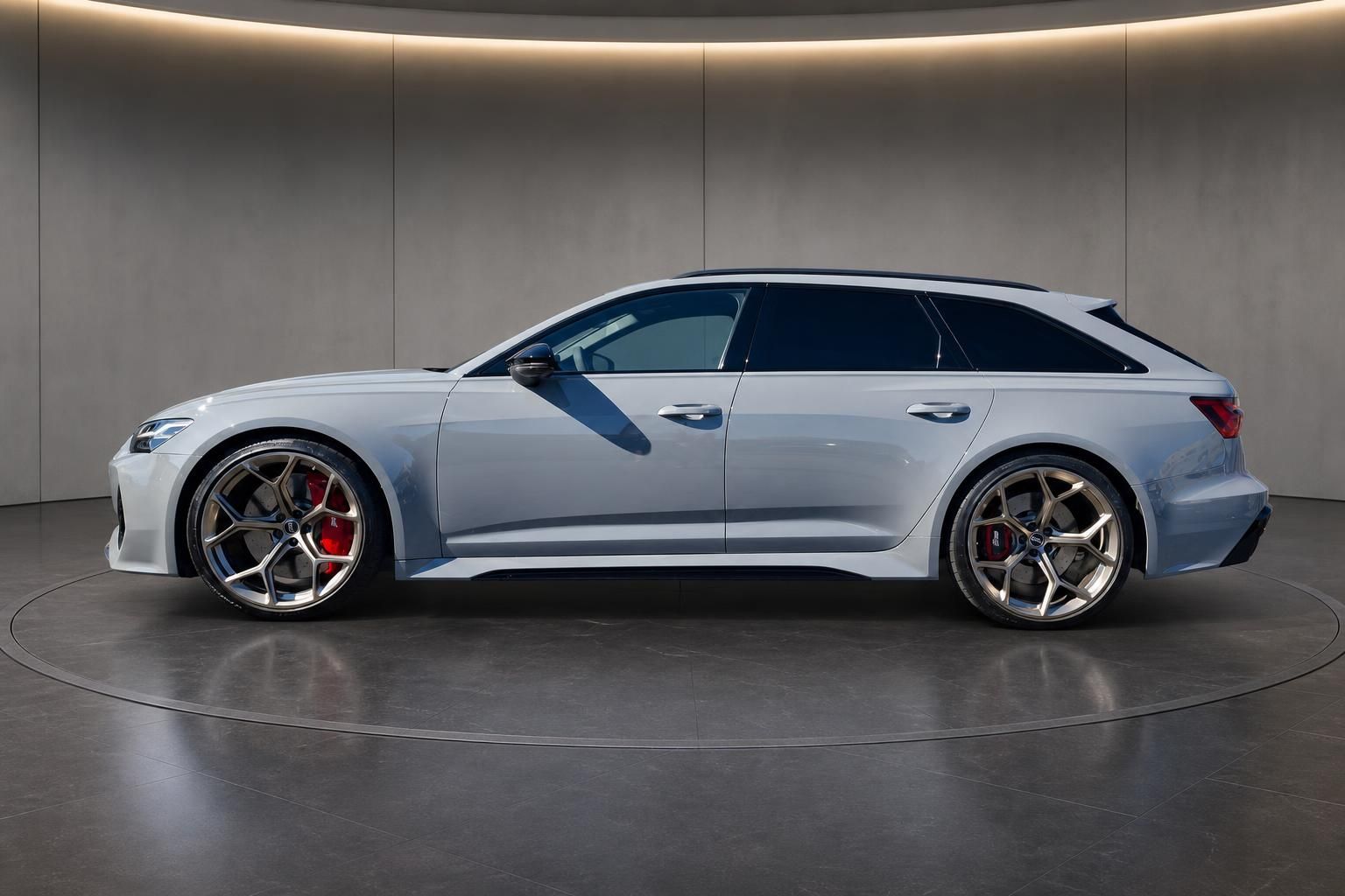Audi RS6 Avant in Hellblau Seitenansicht mit Sportfelgen und roten Bremssätteln im Showroom