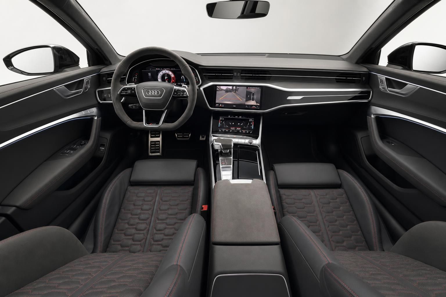 Audi RS6 Avant Innenraum mit Sportlenkrad Alcantara Sitzen und MMI Touchdisplay