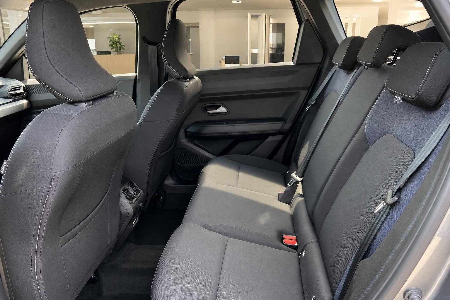 Rücksitzbank mit Kopfstützen und Isofix im Fahrzeuginnenraum