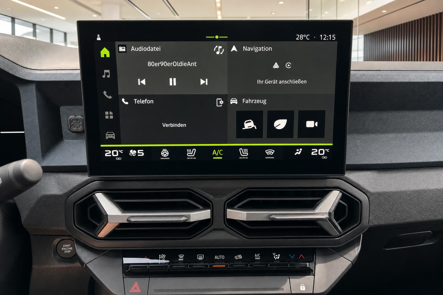 Infotainment-Touchscreen mit Klimabedienung im Fahrzeug Cockpit