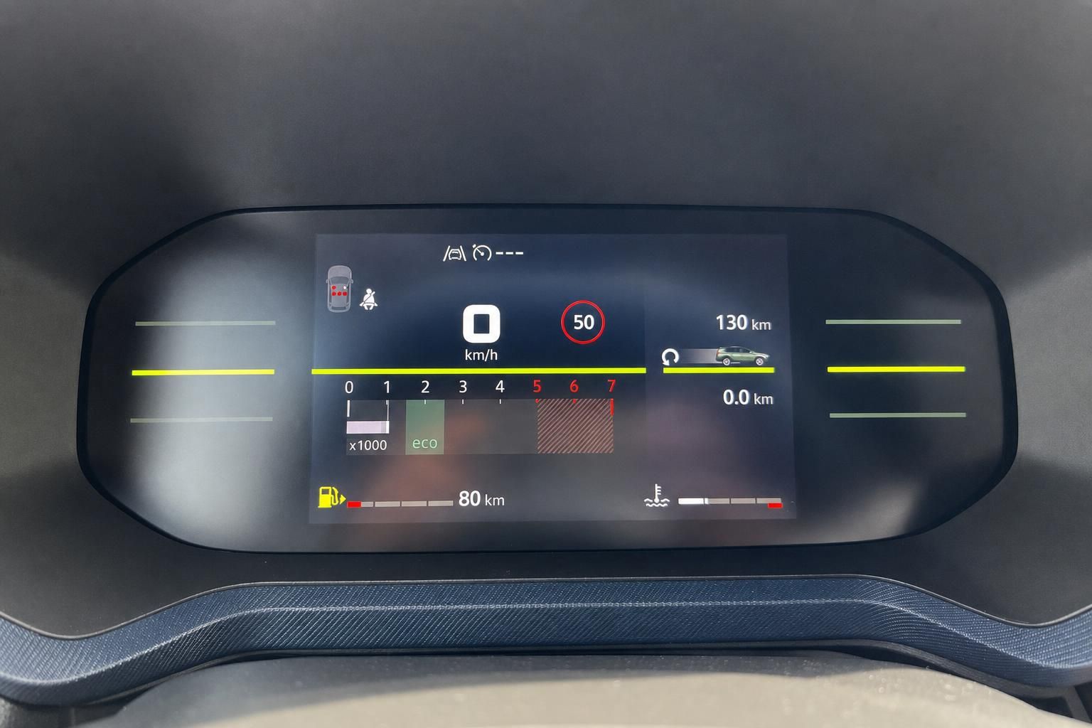 Digitales Kombiinstrument mit Tempomat und Verbrauchsanzeige im Fahrzeug