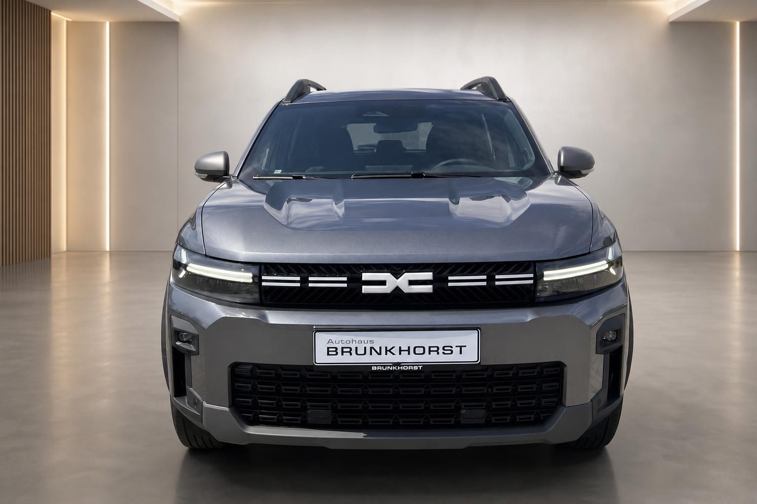 Dacia Bigster SUV in Grau, Frontansicht im Autohaus Brunkhorst