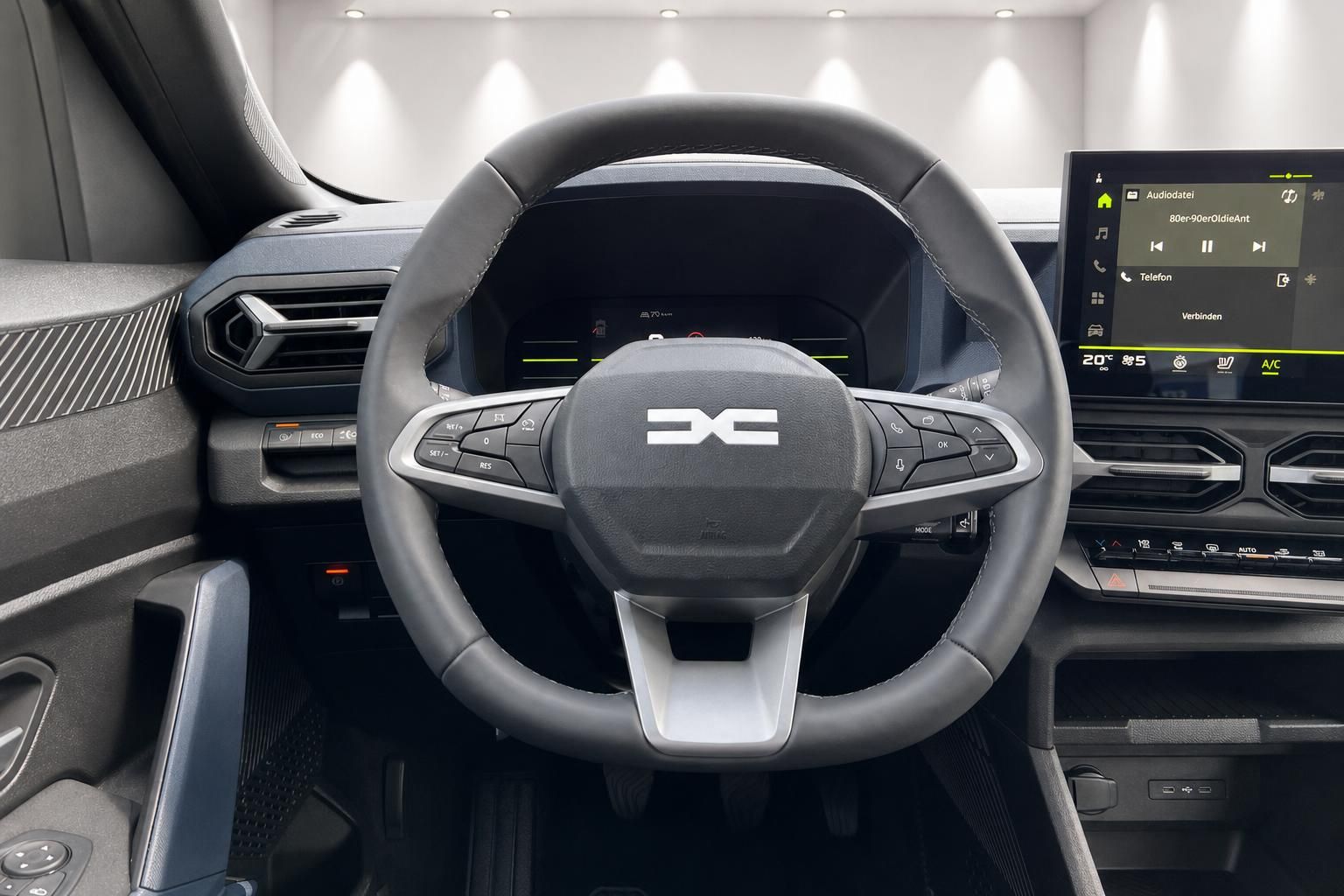 Lenkrad mit Multifunktionstasten und digitalem Cockpit im Dacia Innenraum