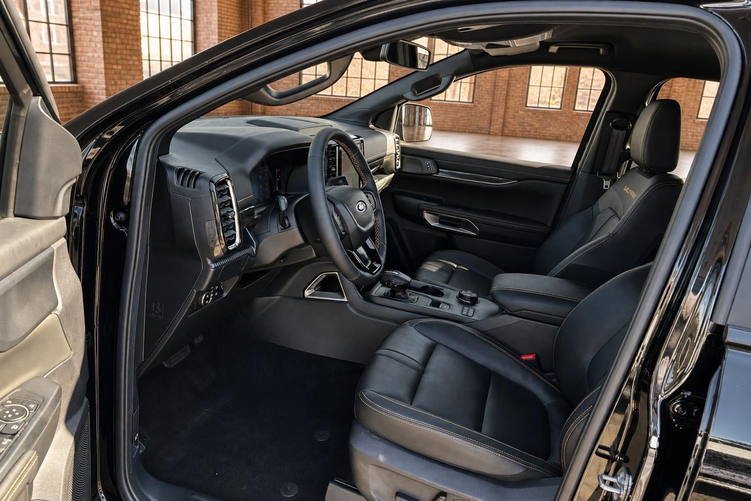 Ford Pickup Innenraum mit Ledersitzen und Cockpit bei geoeffneter Tuer