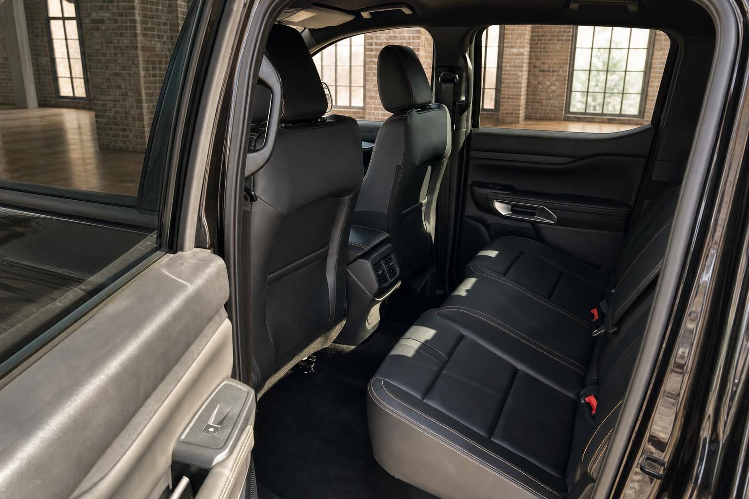 Ford Ranger Rücksitze mit schwarzem Leder und viel Beinfreiheit