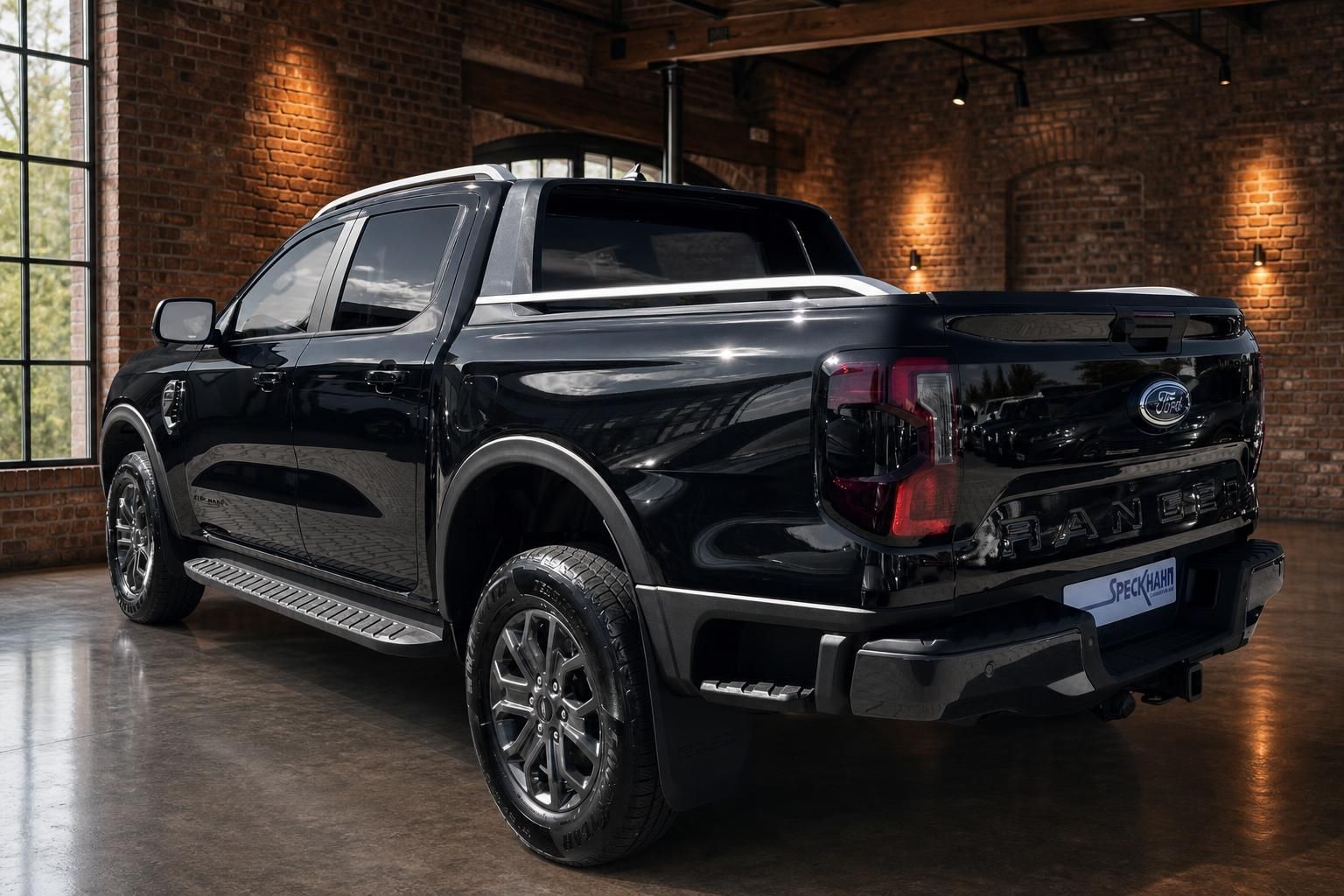 Ford Ranger schwarz Heck-Seitenansicht mit offener Ladefläche