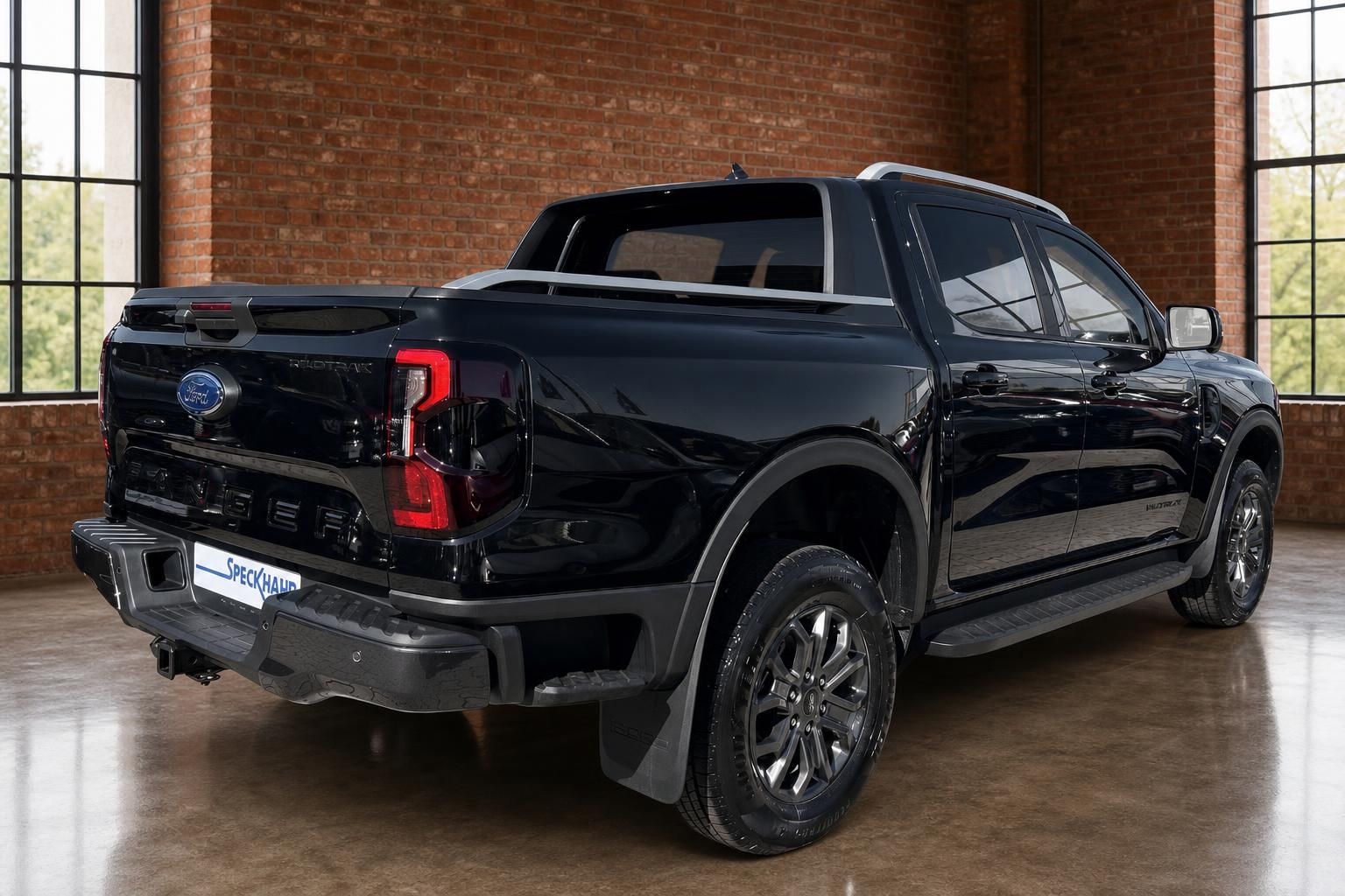 Ford Ranger Wildtrak schwarz Heckansicht seitlich in Fabrikhalle