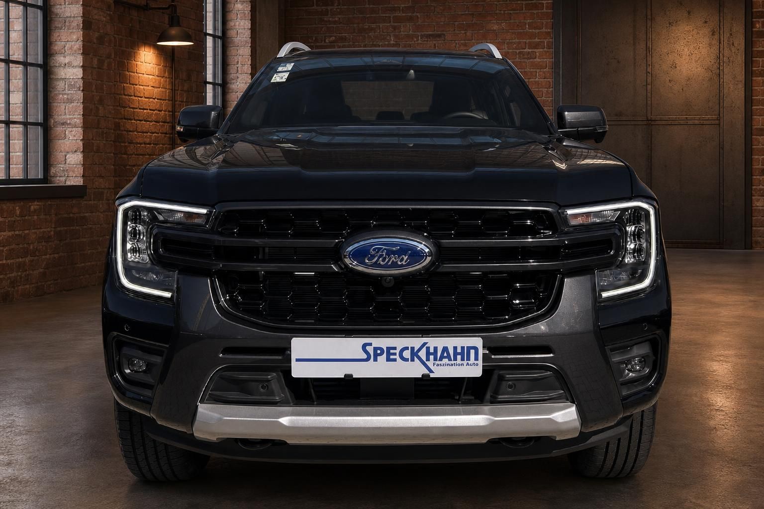 Ford Ranger Pickup schwarz Frontansicht mit Kuehlergrill und LED-Scheinwerfern
