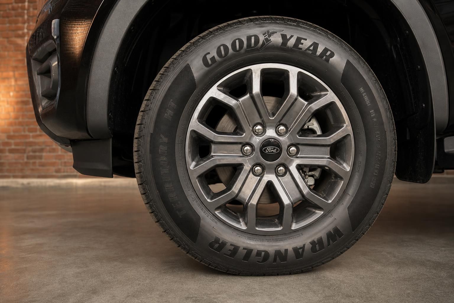 Ford Pickup Leichtmetallfelge mit Goodyear Wrangler Reifen Nahaufnahme
