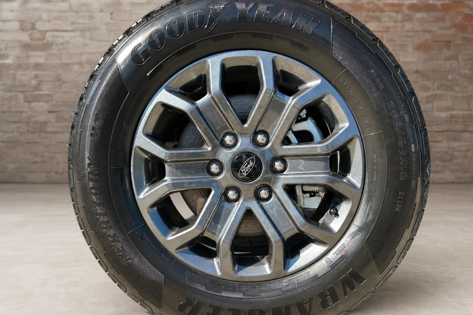 Ford Pickup Alufelge mit Goodyear Wrangler Reifen Detailansicht
