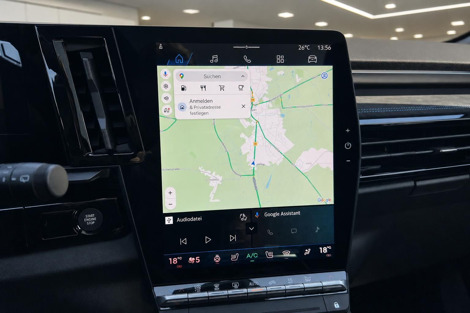 Infotainmentsystem mit Navigationskarte im Fahrzeug Cockpit