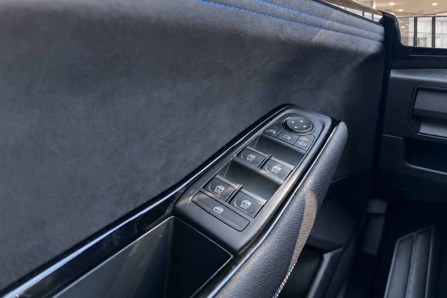 Türverkleidung mit Fensterheber Bedienelementen im Fahrzeuginnenraum