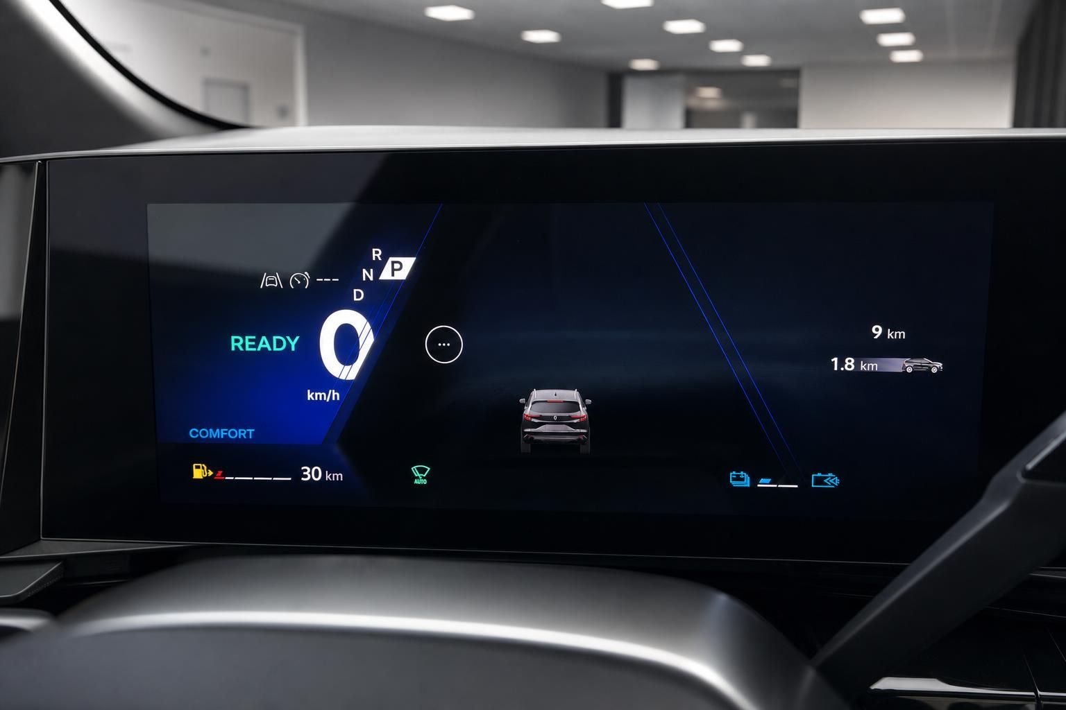 Digitales Cockpit-Display eines Fahrzeugs mit Fahrmodus und Reichweitenanzeige